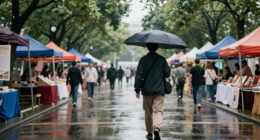 上海书展开幕第一天细雨中读者从四面八方赶来寻找文化的入口感受世界之博大“这是一个实实在在的老百姓的书展” - 上海市人民政府